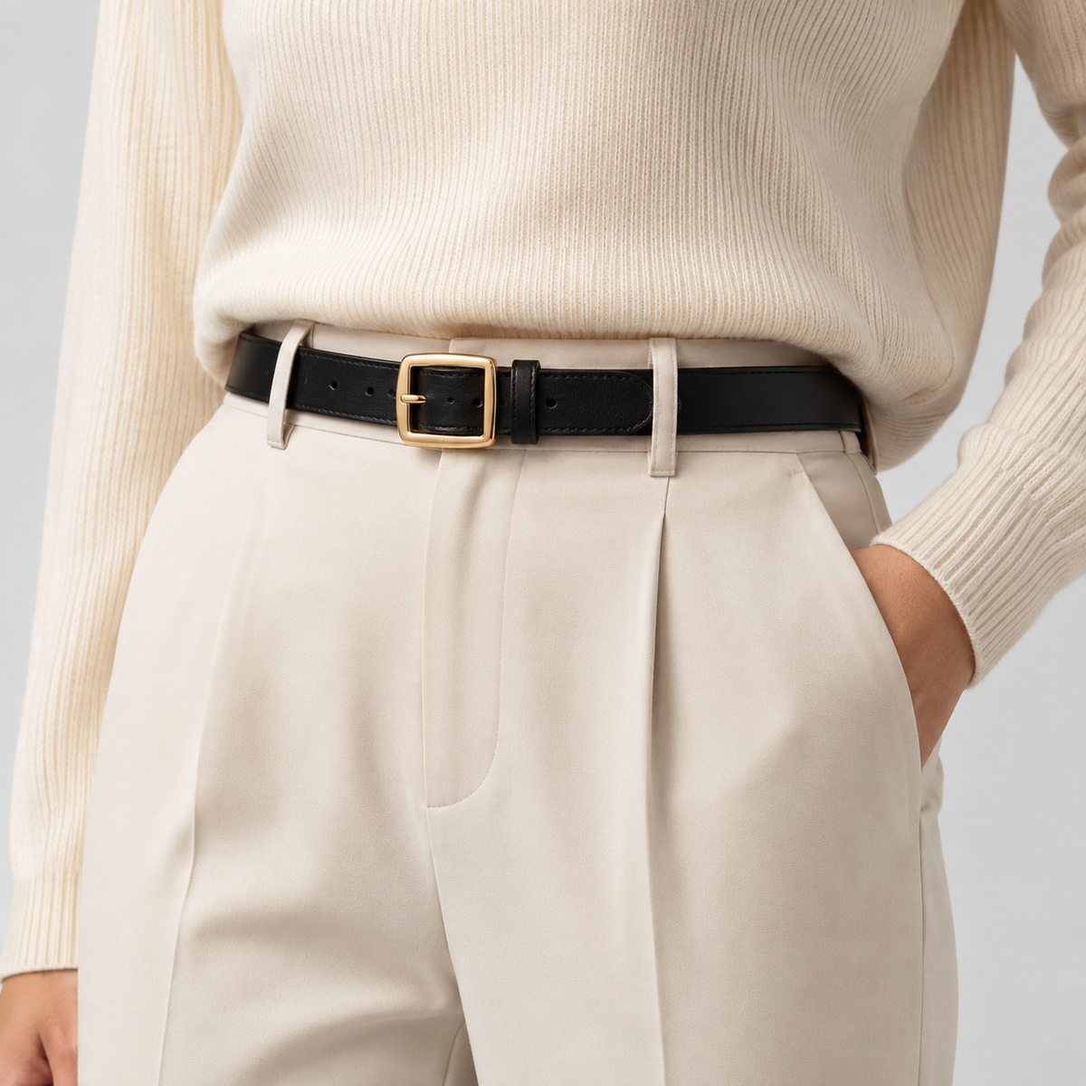 Ceinture En Cuir Véritable Noire À Boucle Carrée Dorée portée Femme Univers Ceinture